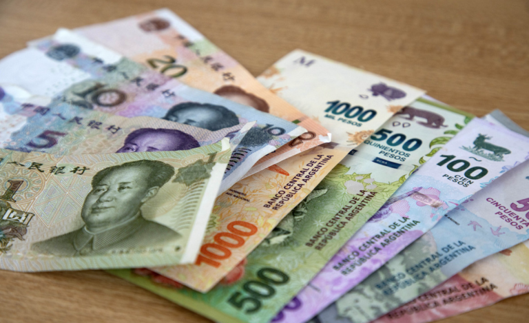 pesos y yuanes